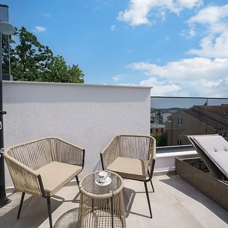 Golden Skyrooftop Pool Villa *