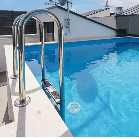 Villa Golden Skyrooftop Pool