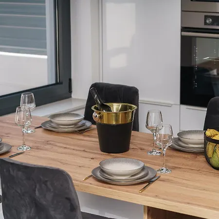 Golden Skyrooftop Pool *