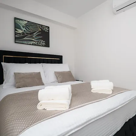 Golden Skyrooftop Pool *