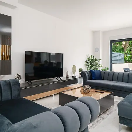 Golden Skyrooftop Pool *